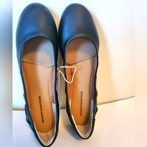 Amazon essentials Women's Ballet flat style  shoes size 8